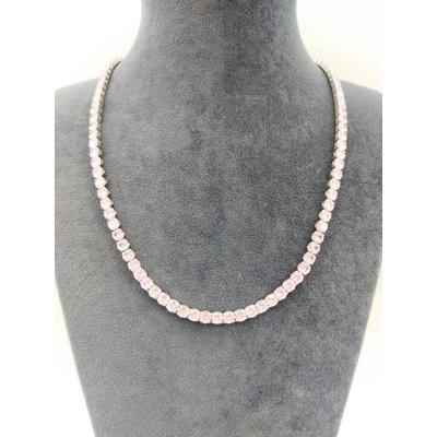 Açık Pembe Taşlardan Oluşan Kolye