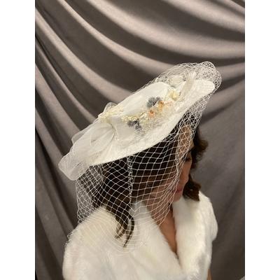 Beyaz Uzun File Detaylı Kır Çiçekleri İle Süslü  Şapka Vualet Nikah Kepi