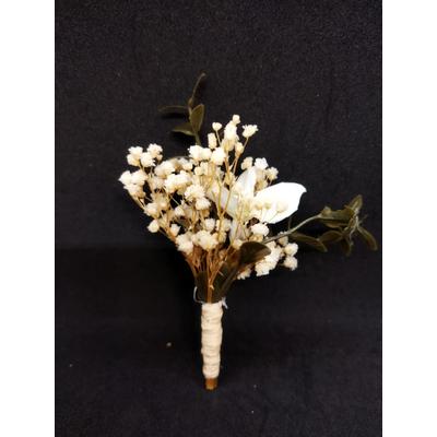 Beyaz Çiçek Detayı Olan Cipsolarla Süslenmiş Damat Yaka Çiçeği 