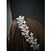 Kristal Taşlarla Süslenmiş Yaprak detayları Olan Üç Boyutlu Helen Model Gelin Tacı