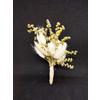 Küçük Çiçek Detayları Olan Beyaz Lale Damat Yaka Çiçeği 